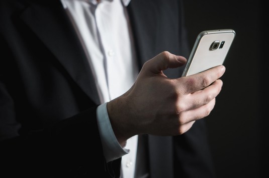 Reading email newsletters on a smartphone